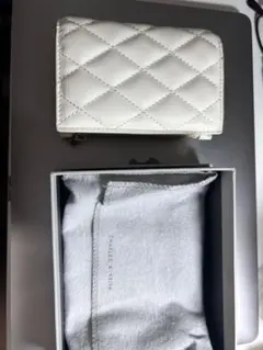 CHARLES & KEITH キルティング ウォレット ホワイトのサムネイル