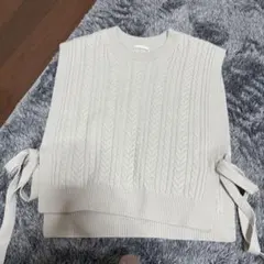 A*e様 GU アイボリー色　ケーブル編みニットベスト　サイドリボン付き