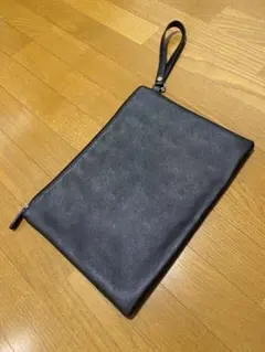 黒の合成皮革クラッチバッグ