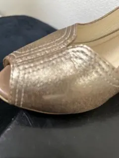 Micheal Kors ゴールド パンプス 7cmヒールのサムネイル