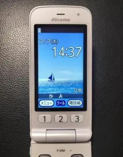 ドコモ らくらくホン F-01M ホワイト本体のみ 液晶保護シールのまま　美品 ドコモ らくらくホン F-01M ホワイト本体のみ 液晶保護シールのまま 美