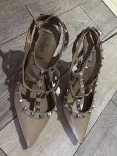 即購入OK VALENTINO GARAVANI スタッズ パンプス ベージュのサムネイル