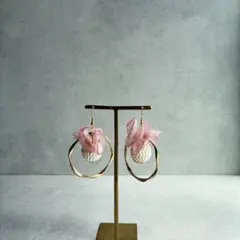 ピンクシフォンとパールのツイストフープピアス