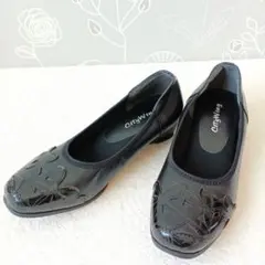 日本製 黒 カットデザイン パンプス レザー 花柄エナメル 22.5 3E
