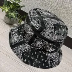 ニューエラ バケット ハット ペイズリー柄 ブリーチ加工 サイズM/L 黒 送込
