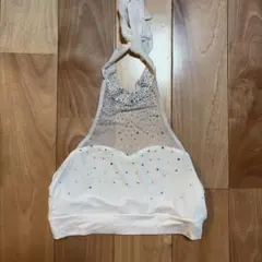 ホワイトビジュー付きハイネックベアトップ