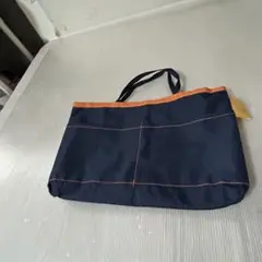 キャラクタータグ付きネイビーのバッグ