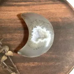 天然石　瑪瑙　月カービング　ジオード付き