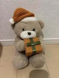 ベージュのクマぬいぐるみ オレンジ帽子付き
