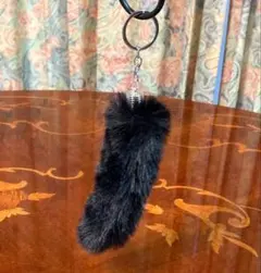 しっぽ キーホルダー ふわふわ　もふもふ　黒　ブラック