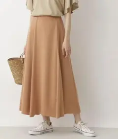 サテンフレアスカート