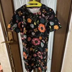 ZARA 花柄 蝶柄　半袖ワンピース 総柄のサムネイル