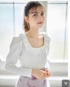 【新品タグ付き】パール飾り釦付きフリルスクエアネックニットプルオーバ⭐︎トッコ⭐︎