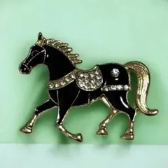 【送料無料】2026年の干支　美しい馬モチーフのブローチ　ピンバッジ　黒馬