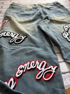 ワッペン多数 淡い青色デニムパンツ