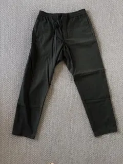 COS カーキ色のスラックスのサムネイル