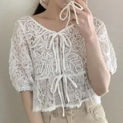 グレイル　GRL ライン刺繍レースフリルペプラムリボンブラウス　オフホワイト