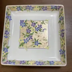 角大皿二枚　庫山窯花柄角大皿と白磁大皿