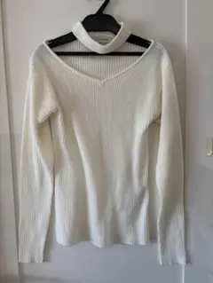 ホワイト オフショルダー ニット 長袖