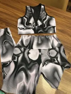 スポーツブラとレギンスセット ブラックとむらさき