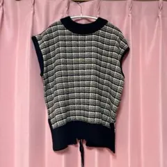 黒とベージュの後ろ開きチェック柄ニットベスト