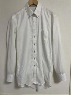 白 長袖シャツ 左胸ポケット付き 装飾ボタン