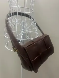 【美品】ショルダーバッグ ブラウン 編み込みデザイン　肩掛け　斜めがけ　腰掛け