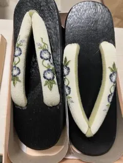 ち*こ様 新品 花柄刺繍付き 下駄 黒色