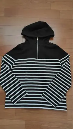 黒と白のストライプパーカー