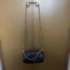 黒いキルティングショルダーバッグ