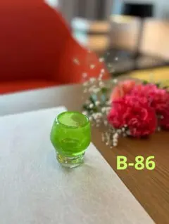 緑色 　ガラス製　 お猪口 　おちょこ　吹きガラス　高さ約5.5cm　宙吹き