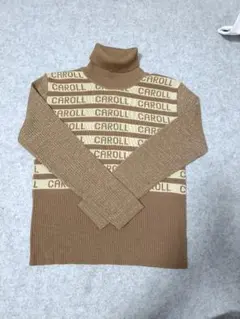 【Caroll】 ロゴ入り ブラウンタートルネックニット