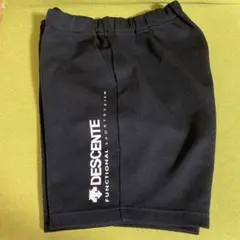 DESCENTE ブラック ショートパンツ