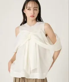 Heve カットオフシルキーブラウス バニラ ヘイヴ - メルカリ