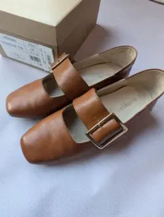 velikoko ブラウン ストラップパンプス