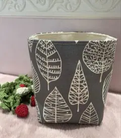 【小物入れ】　北欧風　透かしリーフ柄　グレー　ハンドメイド