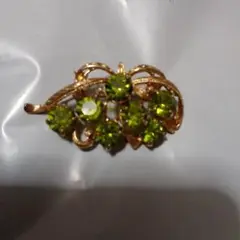 ヴィンテージ風 緑色ストーン ブローチ