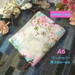 お花に囲まれたねこちゃんA6ブックカバー