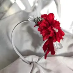 ちいさな祝福の赤い花飾り カチューシャ　バレンタイン　ひなまつり　子供　髪飾り