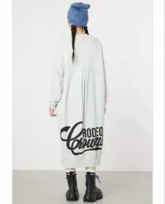 ロデオクラウンズ　グレー バックタックロゴプリント 長袖ワンピース
