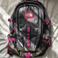 大人の装いに、さりげない紫。ノースフェイス ホットショット