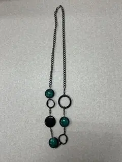 黒と緑のビーズのネックレス