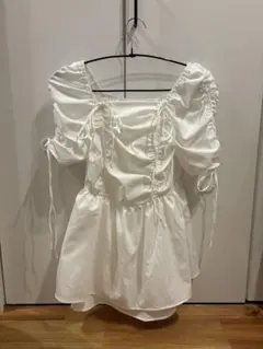 ナイスクラップ　リボン付きスクエアネックパフスリーブシャツ