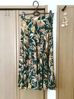 H&M エイチアンドエム ボタニカル柄 花柄 フレアスカート 深緑 くすみ 夏のサムネイル