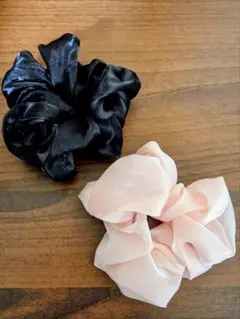 【新品未使用品】シュシュ2個セット（黒・パールピンク）