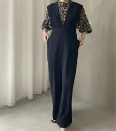 早い者勝ち価格　黒 Vネック オールインワン　　S