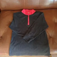 黒と赤の長袖カットソー