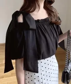 新品タグ付き 【WEB限定】肩リボンバルーンスリーブオフショルブラウス クロ