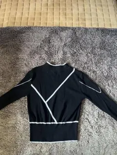 黒のライン入り長袖ニット