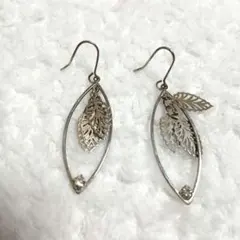 【♪シルバーピアス】リーフモチーフ　ラインストーン フック　華やか　エレガント